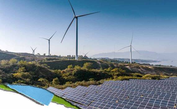 Et naturskjønt landskap med solcellepaneler i forgrunnen og vindturbiner i bakgrunnen, som viser frem fornybare energikilder.
