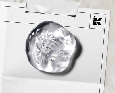 Naerbilde av en klar, teksturert hudpleiegeldråpe på et laboratoriedokument, med Kiehls ikoniske «K»-logo, som illustrerer merkets kliniske tilnaerming til formelutvikling.