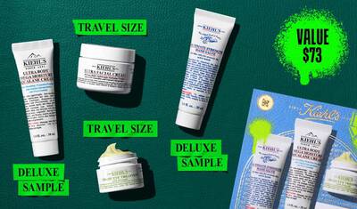 En grafikk, satt mot en mørkegrønn teksturert bakgrunn, viser fire Kiehl’s-produkter og en gaveeske. En hvit tube med "KIEHL’S ULTRA BODY MEGA MOISTURE SQUALANE CREAM" er merket "DELUXE SAMPLE" med lys grønn skrift. En hvit krukke med "KIEHL’S ULTRA FACIAL CREAM" er merket "TRAVEL SIZE" med lys grønn skrift. En hvit tube med "KIEHL’S ULTIMATE STRENGTH HAND SALVE" er merket "DELUXE SAMPLE" med lys grønn skrift. En liten åpen hvit krukke med "KIEHL’S CREAMY EYE TREATMENT WITH AVOCADO" med synlig lysegul krem er merket "TRAVEL SIZE" med lys grønn skrift. I nedre høyre hjørne er en blå Kiehl’s gaveeske som viser de samme fire produktene, synlig, dekorert med lysegrønne grafiske malingsflekker og et sløyfedesign.