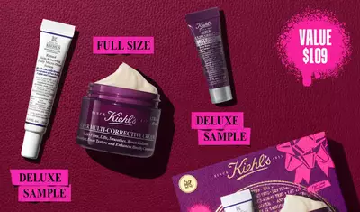 En grafikk, satt mot en mørkerød teksturert bakgrunn, viser tre Kiehl’s-produkter og en gaveeske. En hvit og lilla tube med "Kiehl's Retinol Skin-Renewing Daily Micro-Dose Serum" er merket "DELUXE SAMPLE" med lys rosa skrift. En lilla krukke med "Kiehl's Super Multi-Corrective Cream" med synlig krem er merket "FULL SIZE" med lys rosa skrift. En liten lilla tube med "Kiehl's Super Multi-Corrective Eye Zone Treatment" er merket "DELUXE SAMPLE" med lys rosa skrift. I nedre høyre hjørne er en lilla Kiehl’s gaveeske som viser de samme tre produktene, synlig, dekorert med lys rosa grafiske malingsflekker.