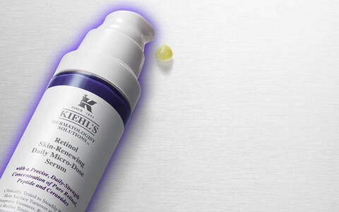 Sett med hudpleieprodukter fra Kiehl's, inkludert en krem, serum og solkrem, på en lys metallisk bakgrunn.
