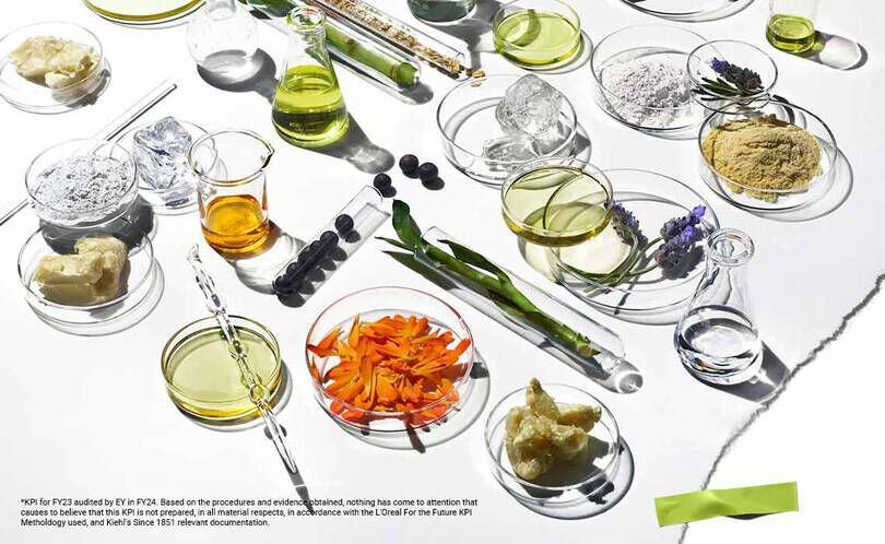 Et levende utvalg av plantebaserte ingredienser, oljer og pulver i glassbeholdere som viser naturens skjønnhet og baerekraft.