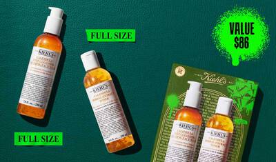 En grafikk, satt mot en mørkegrønn teksturert bakgrunn, viser to fullstørrelsesflasker: "Kiehl's Calendula Deep Cleansing Foaming Face Wash" og "Kiehl's Calendula Herbal-Extract Toner", begge med klar emballasje og ravfarget vaeske. Hver flaske er merket "FULL SIZE" med lys grønn skrift. Til høyre viser en grønn og gull Kiehl's gaveeske de samme to produktene. I øvre høyre hjørne inneholder en lys grønn malingssprut teksten.