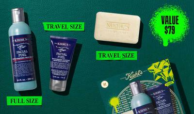 En grafikk, satt mot en mørkegrønn teksturert bakgrunn, viser tre Kiehl’s-produkter. En blå flaske med "KIEHL’S FACIAL FUEL INVIGORATING FACE WASH" er merket "FULL SIZE" med lys grønn skrift. En mørkeblå tube med "KIEHL’S FACIAL FUEL MOISTURIZER" er merket "TRAVEL SIZE" med lys grønn skrift. En såpestykke med "KIEHL’S 'ULTIMATE MAN' BODY SCRUB SOAP" er også merket "TRAVEL SIZE" med lys grønn skrift. I nedre høyre hjørne er en delvis synlig grønn Kiehl’s gaveeske som viser de samme tre produktene.