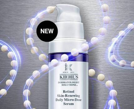 Alt tekst: En flaske med Kiehl's Retinol Skin-Renewing Daily Micro-Dose Serum med en ny etikett, plassert på en metallisk bakgrunn med stiliserte perler.