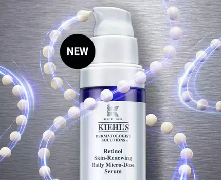 Alt tekst: En flaske med Kiehl's Retinol Skin-Renewing Daily Micro-Dose Serum med en ny etikett, plassert på en metallisk bakgrunn med stiliserte perler.