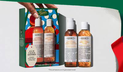 Une image, sur un fond texture vert fonce. A gauche se trouve un pot de "KIEHL’S ULTRA BODY MEGA MOISTURE SQUALANE CREAM", etiquete "FULL SIZE" en vert vif. Au centre en haut se trouve un pot ouvert de "KIEHL’S ULTRA FACIAL CREAM", revelant un tourbillon de produit et egalement etiquete "FULL SIZE" en vert vif. Dans le coin inferieur droit, une boite cadeau bleue Kiehl’s presente les deux memes produits. Dans le coin superieur droit, une eclaboussure de peinture vert vif contient le texte "VALUE $88".