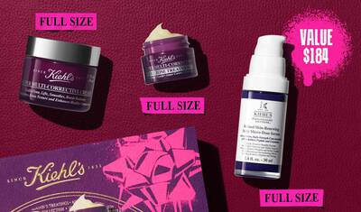 En grafikk viser tre Kiehl's-produkter og en gaveeske mot en mørkerød bakgrunn med lyse rosa grafiske elementer. En lilla krukke med "Kiehl's SUPER MULTI-CORRECTIVE CREAM" er til venstre, merket "FULL SIZE" i en rosa boks. Over den er en mindre lilla krukke med "Kiehl's SUPER MULTI-CORRECTIVE EYE ZONE TREATMENT", også merket "FULL SIZE" i en rosa boks under. Til høyre er en hvit og lilla flaske med "KIEHL'S Retinol Skin-Renewing Daily Micro-Dose Serum" synlig, med en rosa boks under som angir "FULL SIZE". En større rosa grafisk splash i øvre høyre hjørne annonserer "VALUE $184".