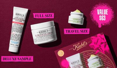 En grafikk, satt mot en mørkerød teksturert bakgrunn, viser tre produkter og en gaveeske. En hvit tube med "KIEHL’S ULTRA FACIAL BARRIER-HYDRATING CLEANSER" er merket "DELUXE SAMPLE" med lys rosa skrift. En hvit krukke med "KIEHL’S ULTRA FACIAL CREAM" er merket "FULL SIZE" med lys rosa skrift. En liten hvit krukke med "KIEHL’S CREAMY EYE TREATMENT WITH AVOCADO" med synlig lysegul krem er merket "TRAVEL SIZE" med lys rosa skrift. I nedre høyre hjørne er en rød Kiehl’s gaveeske som viser de samme tre produktene, synlig, dekorert med lys rosa grafiske malingsflekker og et sløyfedesign. I øvre høyre hjørne inneholder en lys rosa malingssprut teksten "VALUE $63."