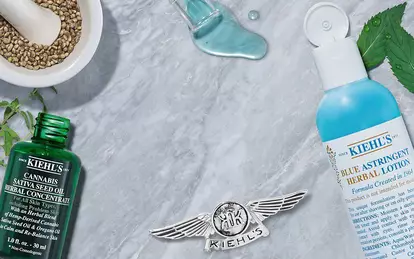 Alt-tekst: Et arrangement av Kiehl's hudpleieprodukter, inkludert Cannabis Sativa Seed Oil og Calendula Herbal-Extract Toner, sammen med urter og oljer på en steinlignende bakgrunn.
