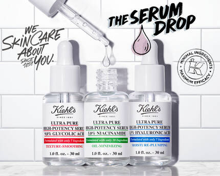 Bilde av tre ulike serumflasker fra Kiehl's, med fokus på produktene "Ultra Pure" og teksten "THE SERUM DROP". Bakgrunnen har hvite fliser og en pipette som drypper.