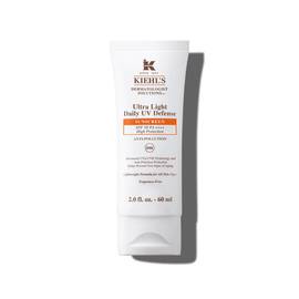 En 30 ml flaske med Kiehl’s Ultra-Light Daily UV Defense mot en hvit bakgrunn.