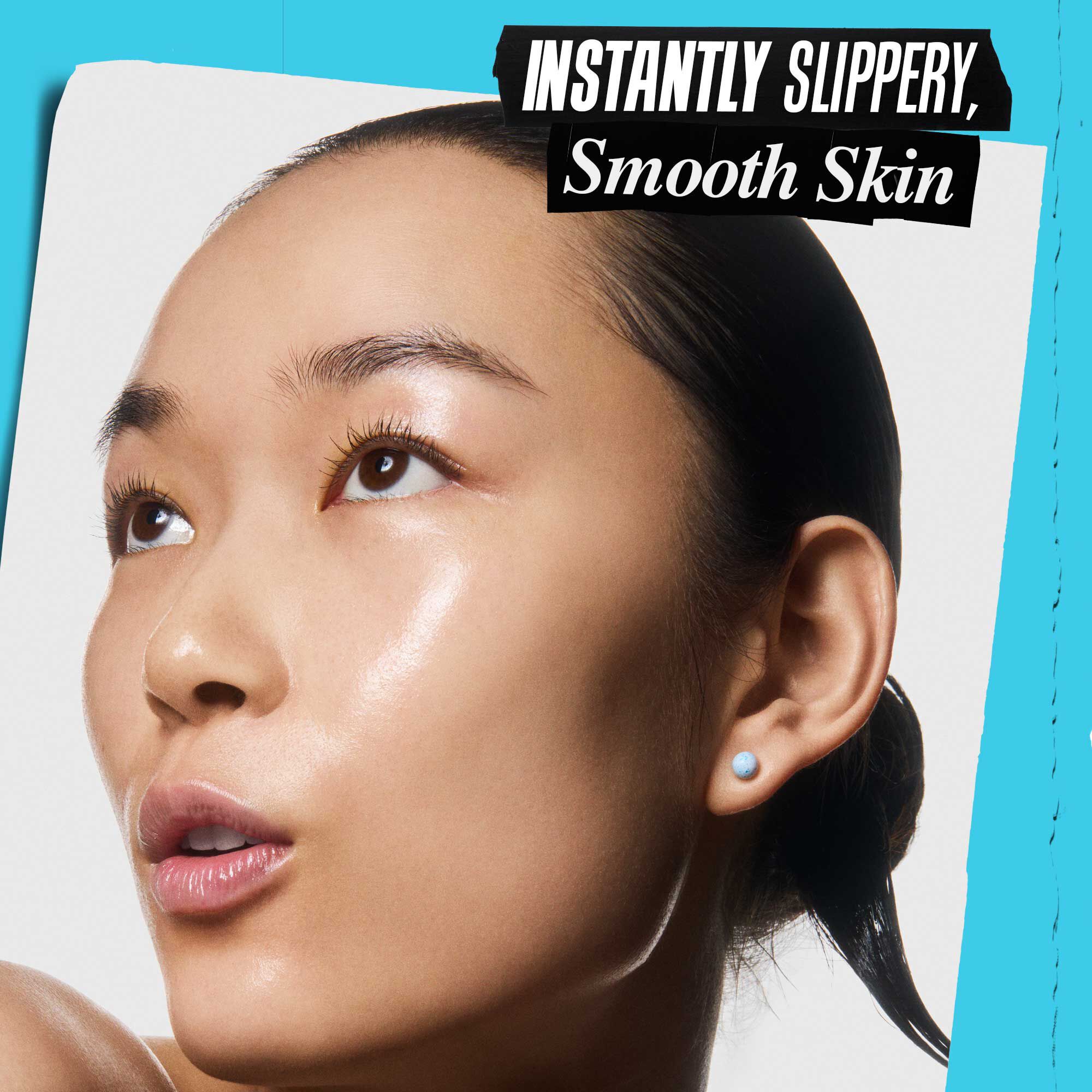 En person som påfører Kiehl's Clearly Corrective Triple Acid Peel på huden.