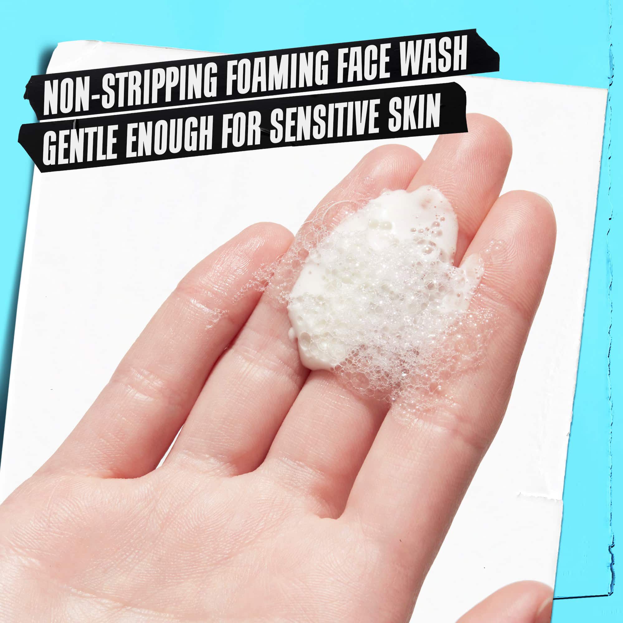 En hånd som holder Ultra Facial Oil-Free Cleanser-skum merket "Ikke-uttørkende skummende vask, skånsom nok for sensitiv hud."