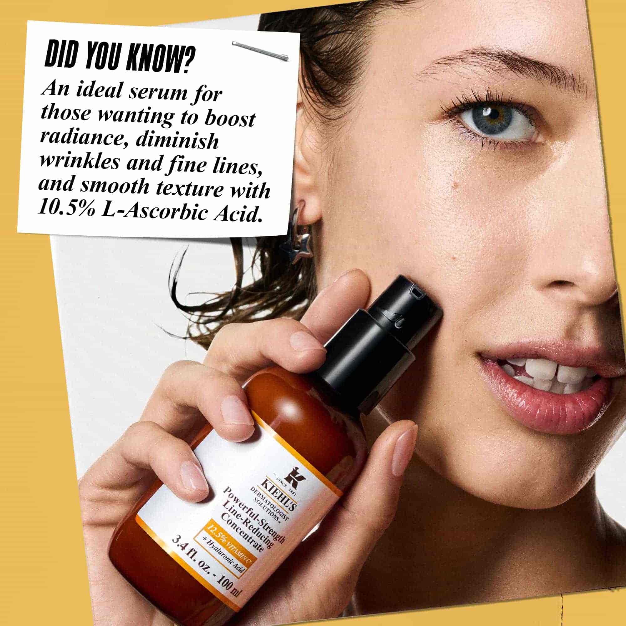 En person som påfører Powerful-Strength Line-Reducing Concentrate i ansiktet. Teksten lyder: "Visste du at? Perfekt for ujevn hudtone, dette svaert effektive serumet er formulert med 12,5 % fragmentert vitamin C og hyaluronsyre."