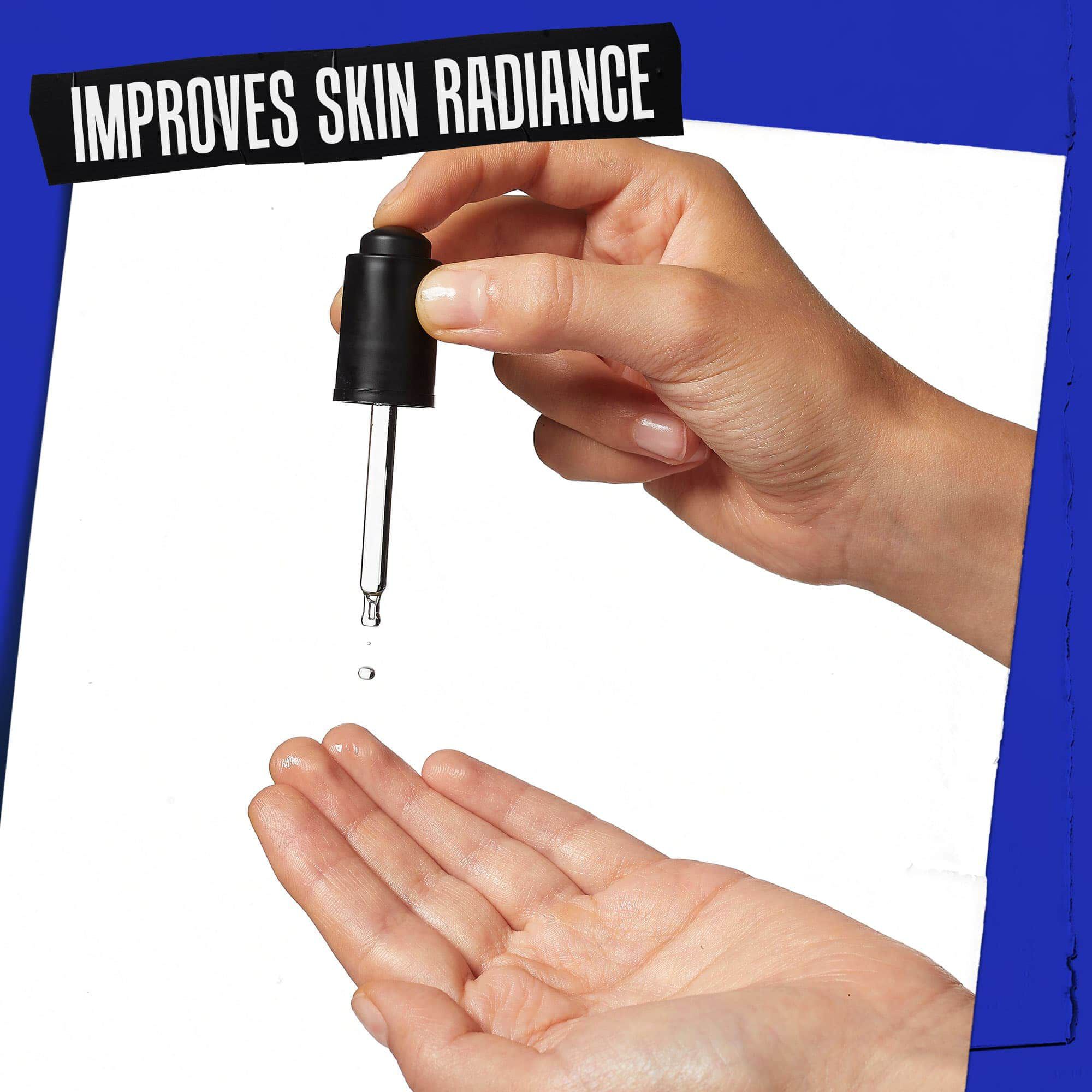 En hånd som Midnight Recovery Concentrate dryppes på, merket "Forbedrer hudens glød".