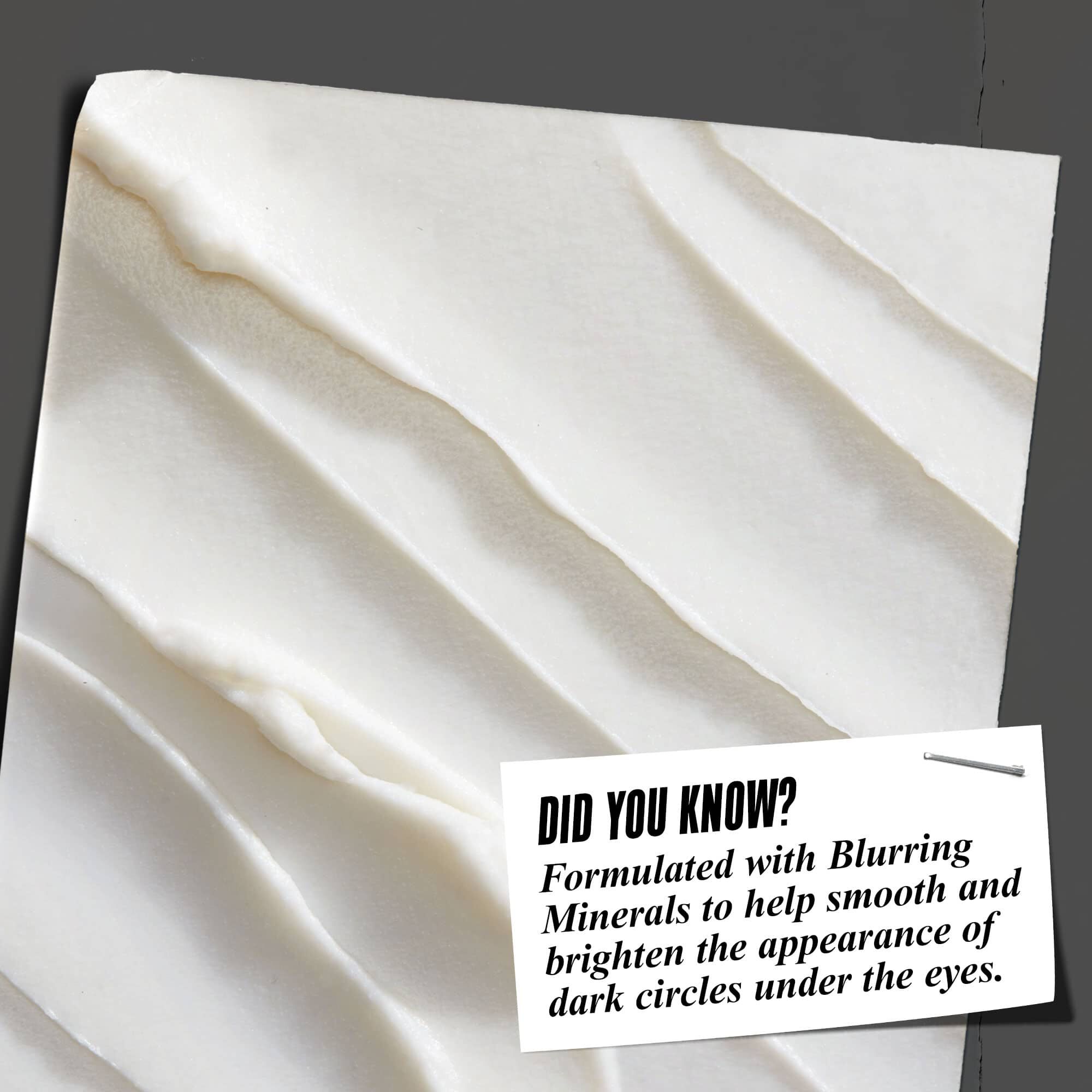 Visste du at? Formuclert med lysreflekterende mineraler for å bidra til å glatte ut og lysne mørke ringer under øynene.