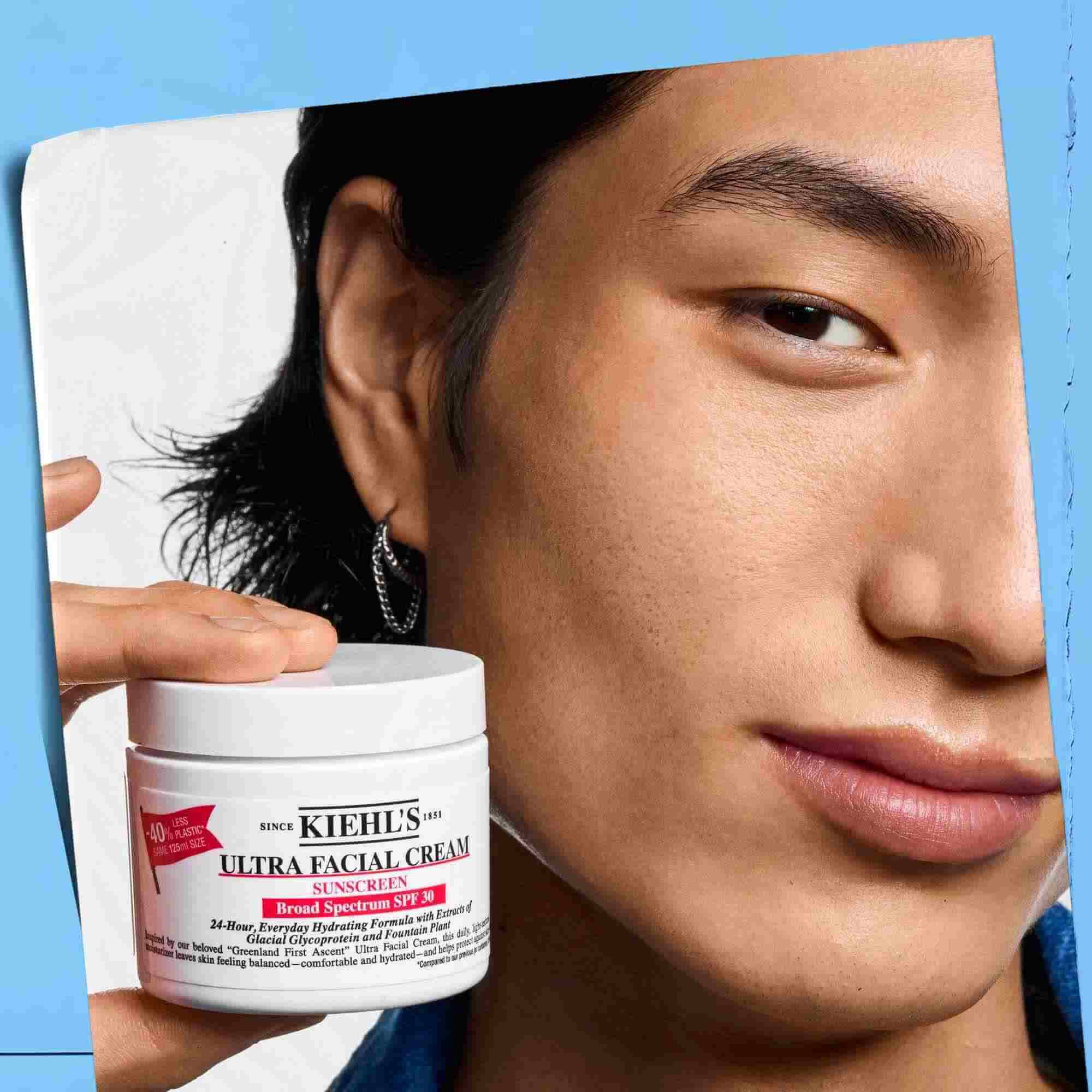Ultra Facial Cream SPF 30 holdes i hånden, som viser baerbarhet og brukervennlighet.