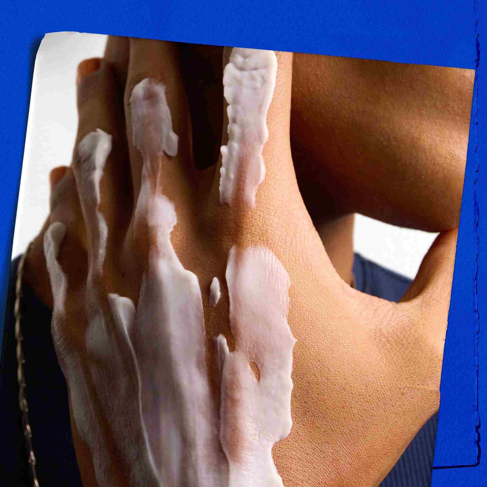 Prøve på teksturen av Kiehl's Ultimate Strength Hand Salve på hånden til en modell