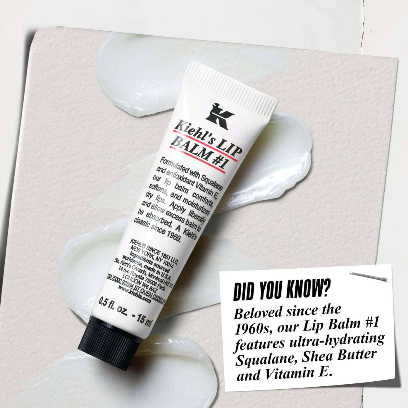 En tube Lip Balm #1 på en hvit overflate med teksten "Visste du at? Formulert med Squalane, Sheasmør og vitamin E for fuktede, glattere lepper."