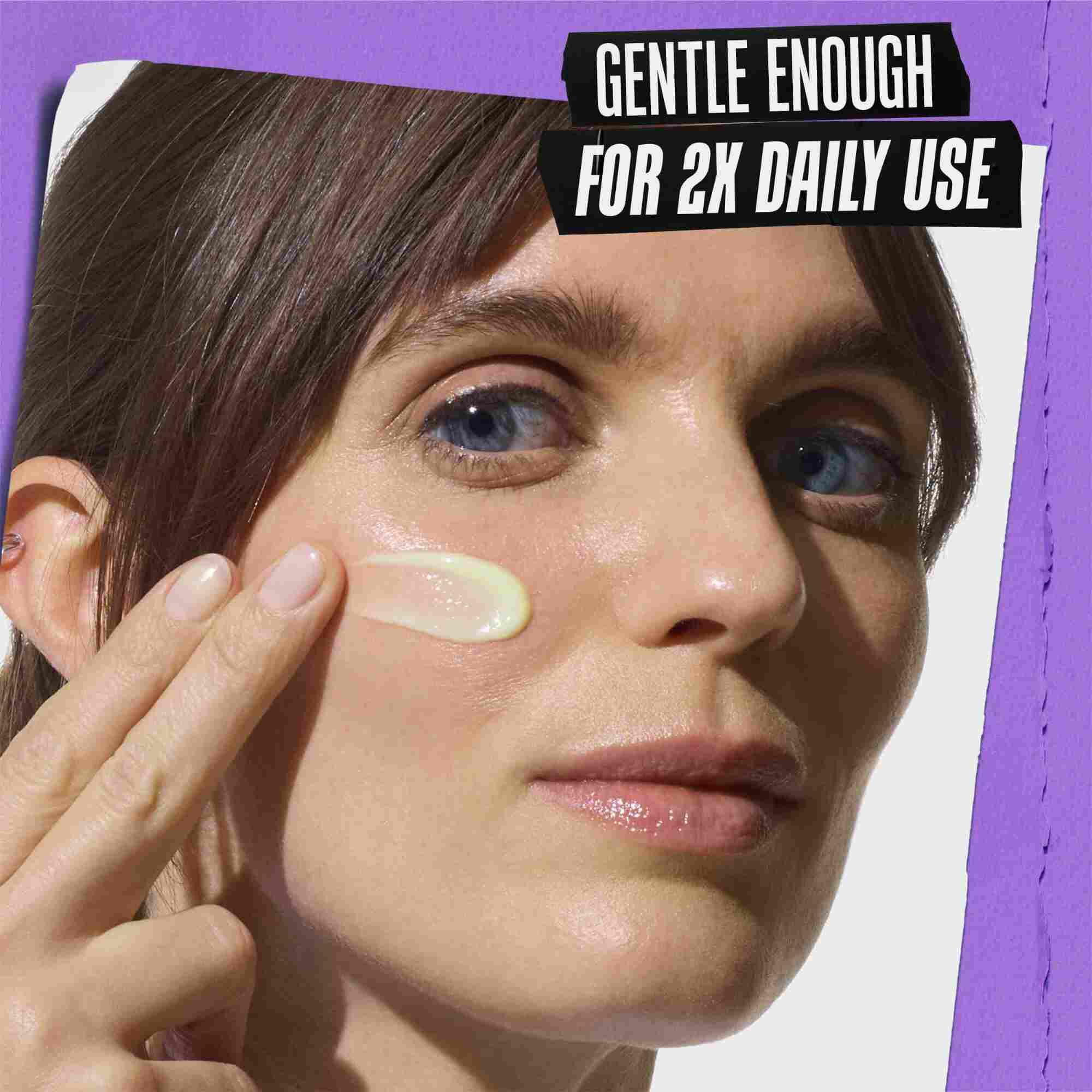 Modell med en prøve av Kiehl's Retinol Skin Renewing Daily Microdose i ansiktet