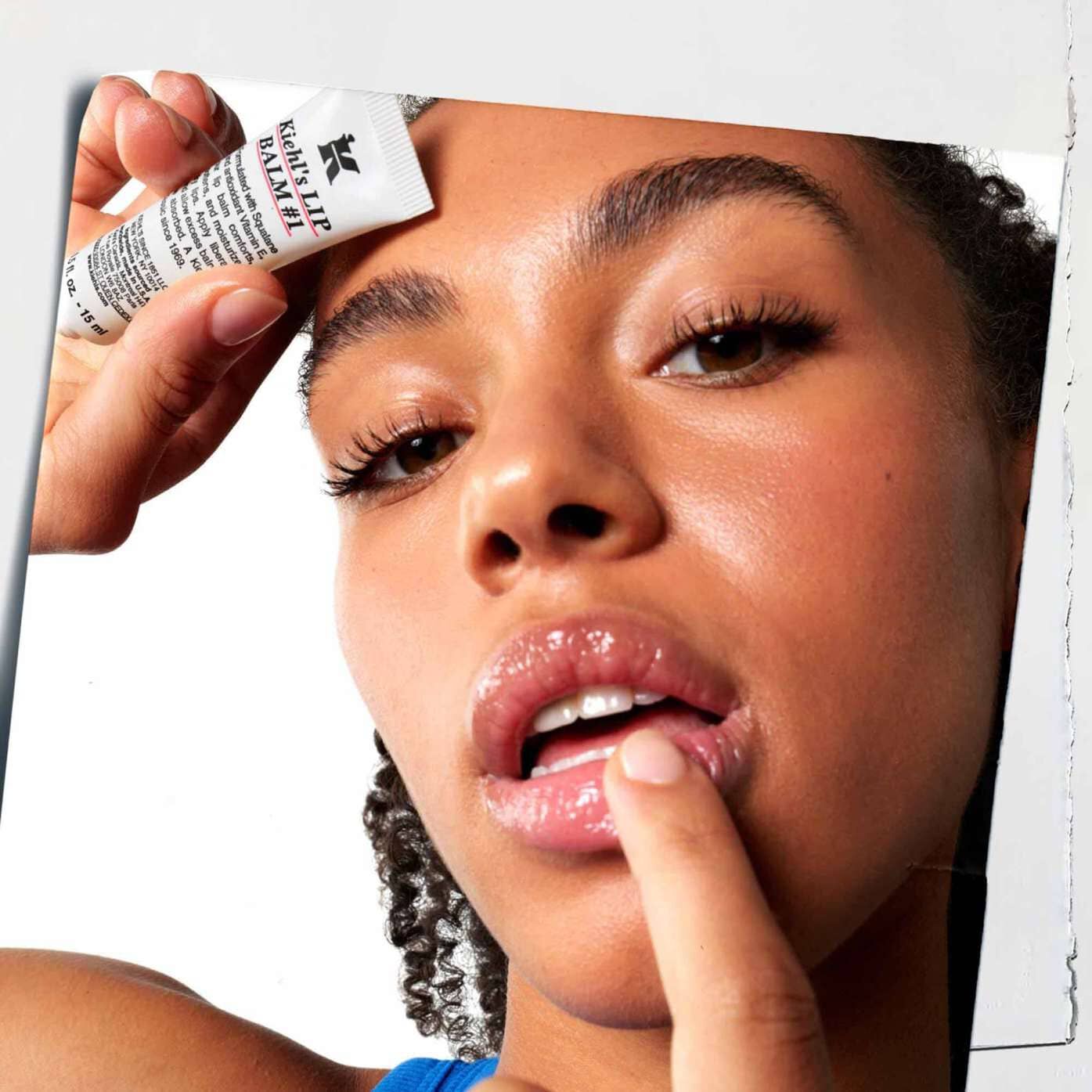 Lip Balm #1 påføres leppene og viser bruken på huden.