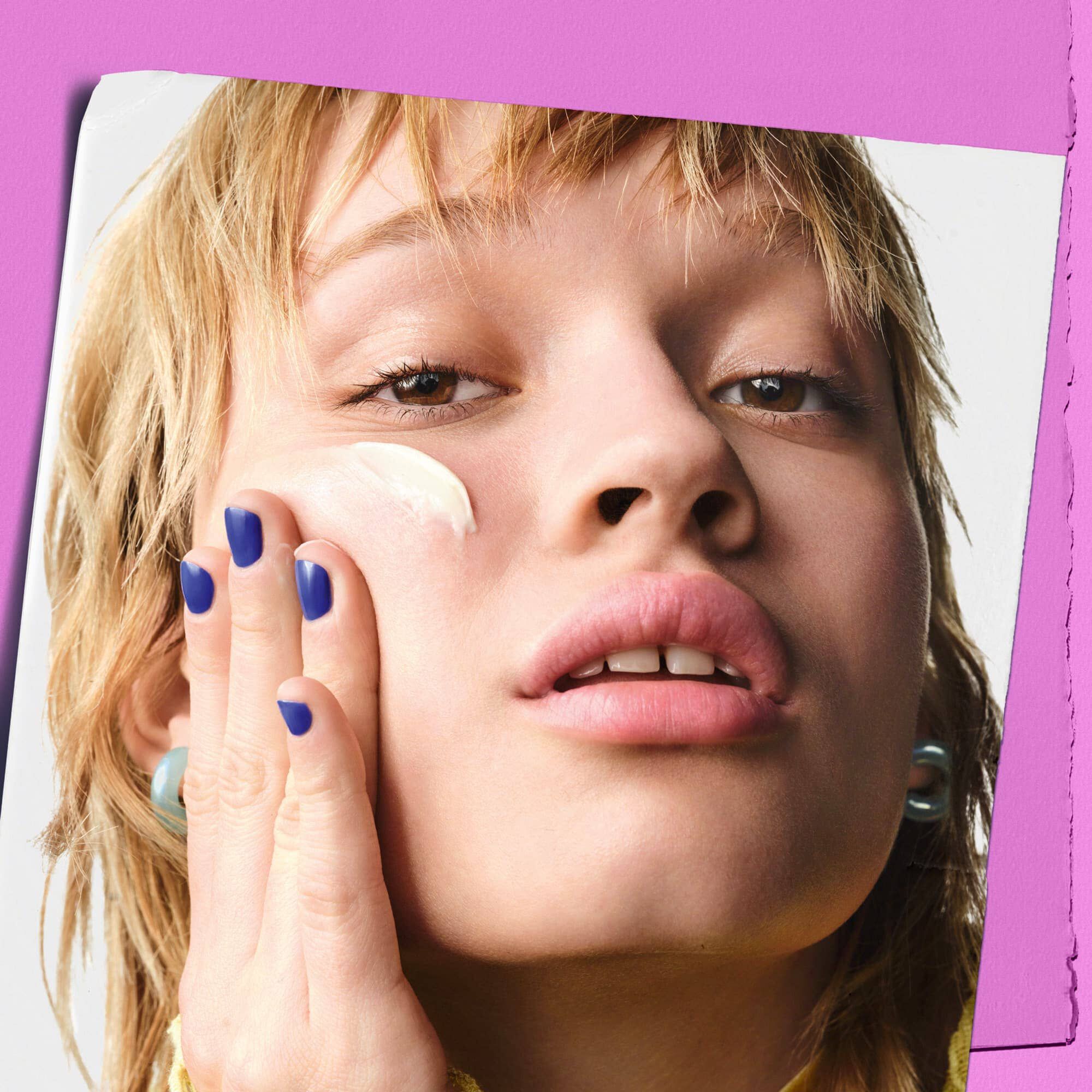 Modell som påfører Kiehl's Super Multi-Corrective Cream på kinnet