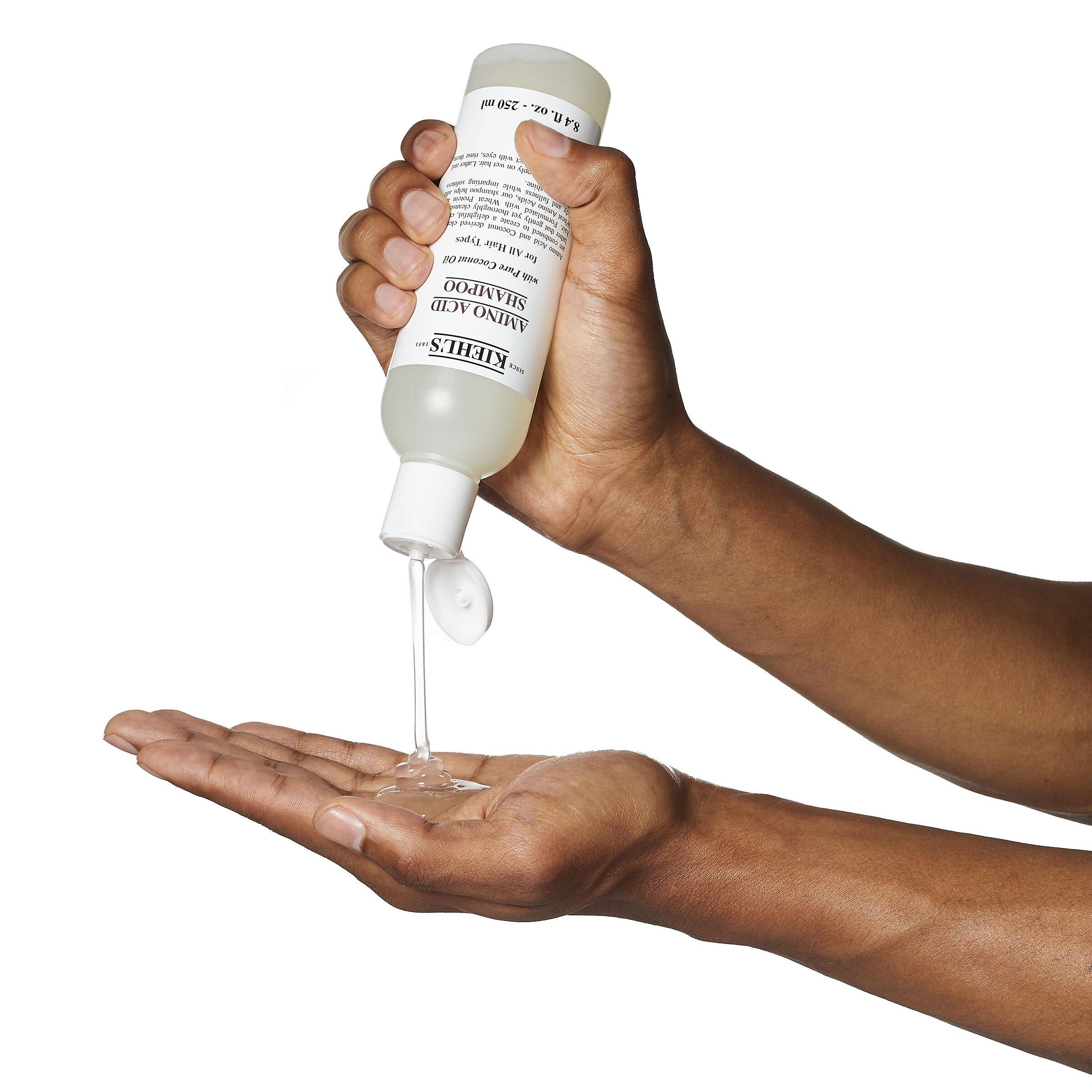 Modell med bobler på hodet fra Kiehl's Amino Acid Shampoo