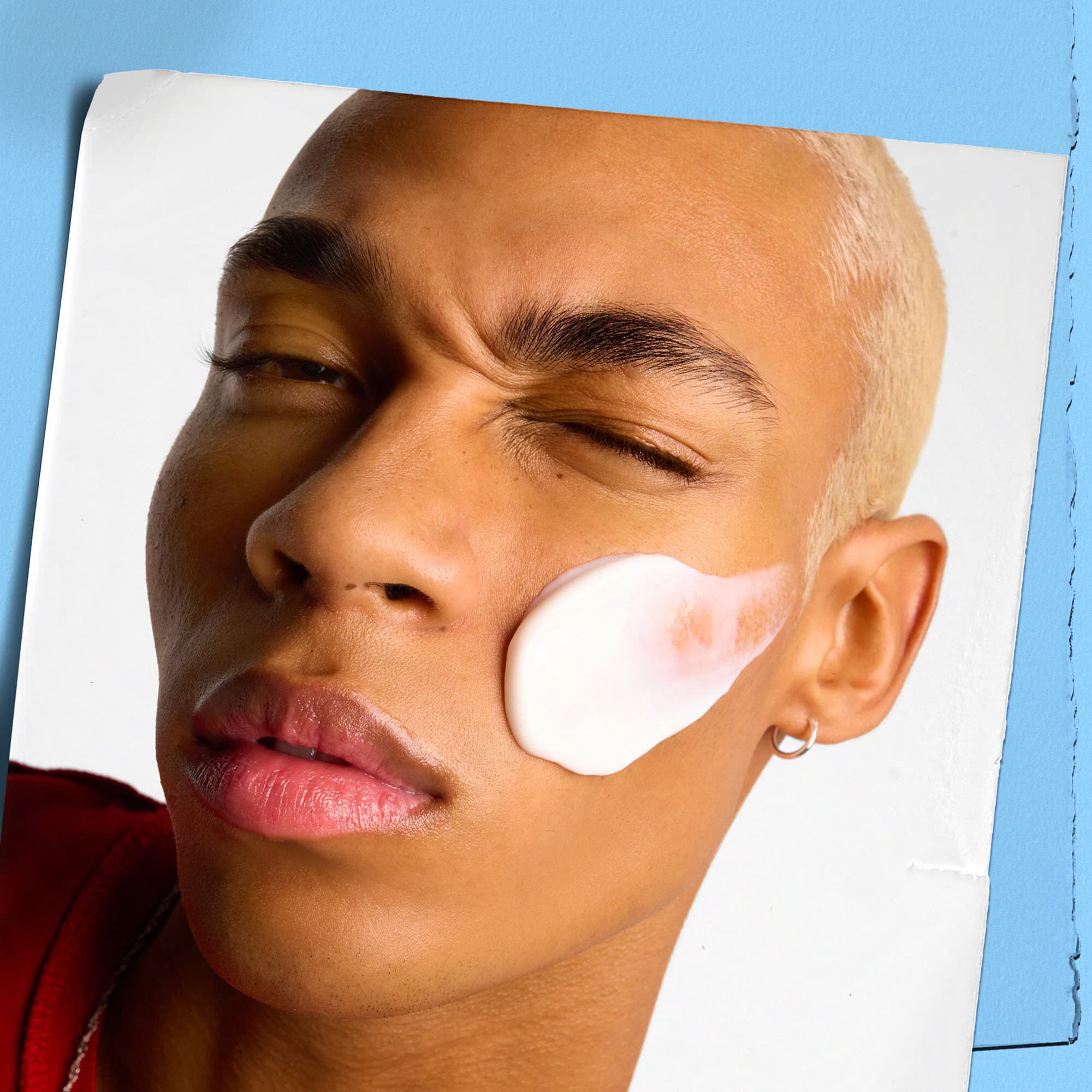 Modell som påfører Kiehl's Ultra Facial Cream i ansiktet