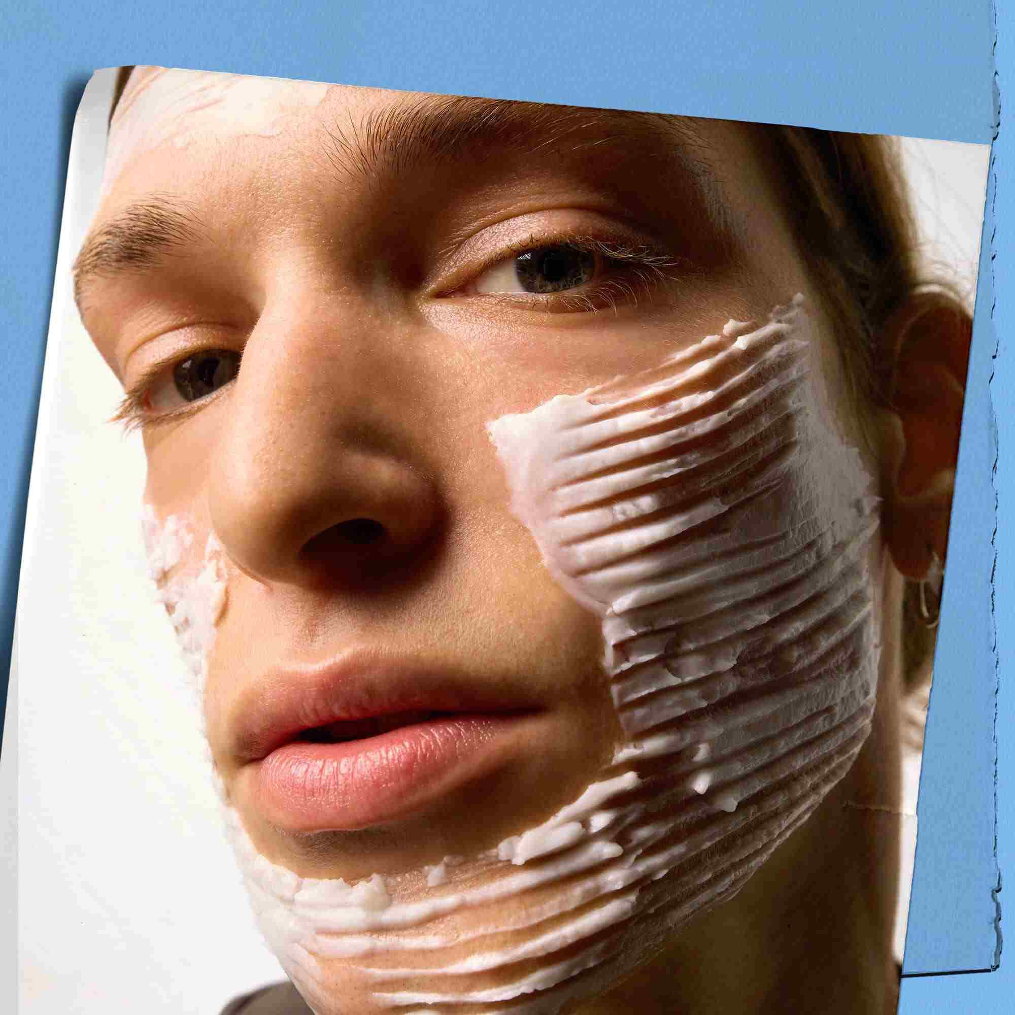 Modell med en prøve av Kiehl's Ultra Facial Barrier Cream i ansiktet