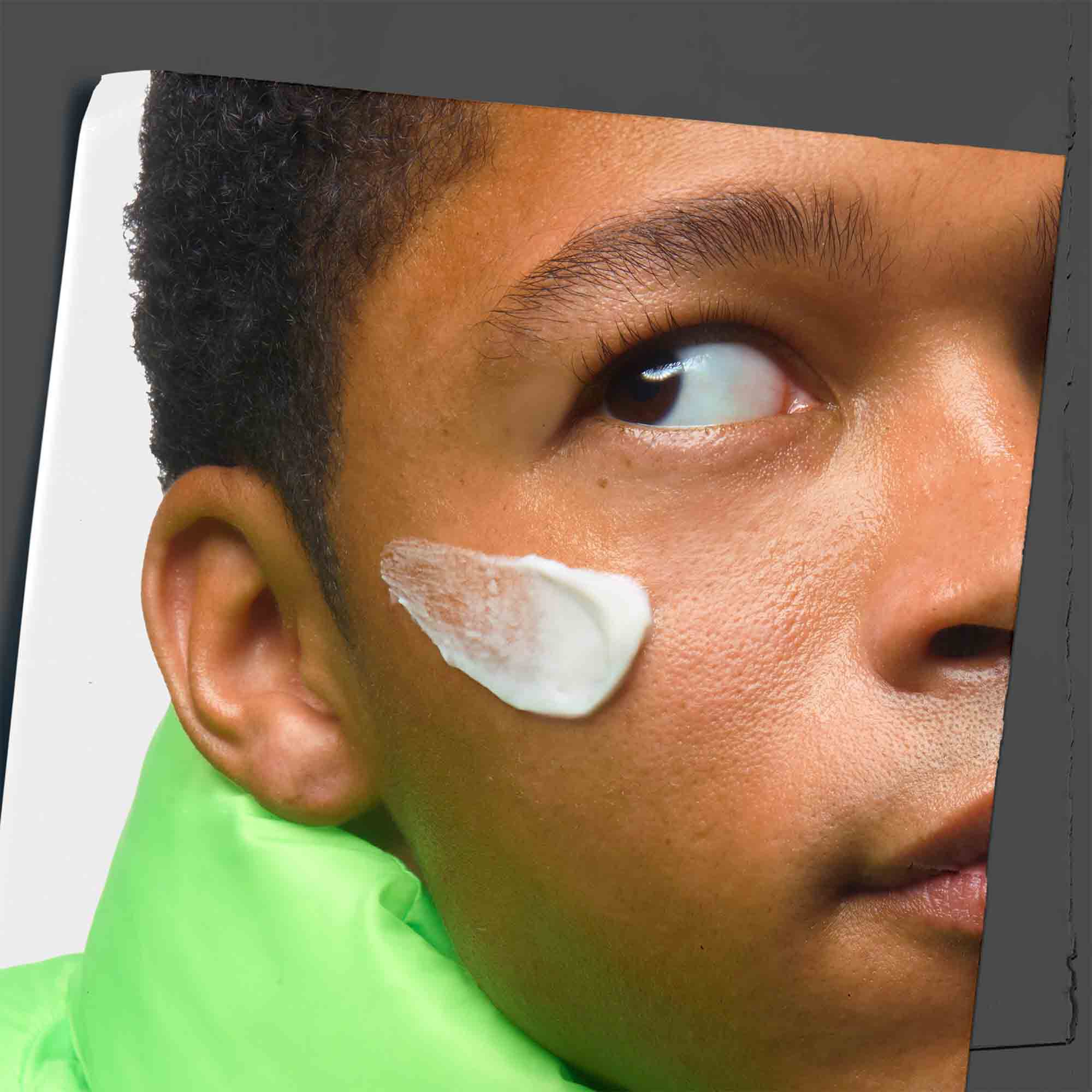 Age Defender Cream Moisturizer påført ansiktet til en modell.