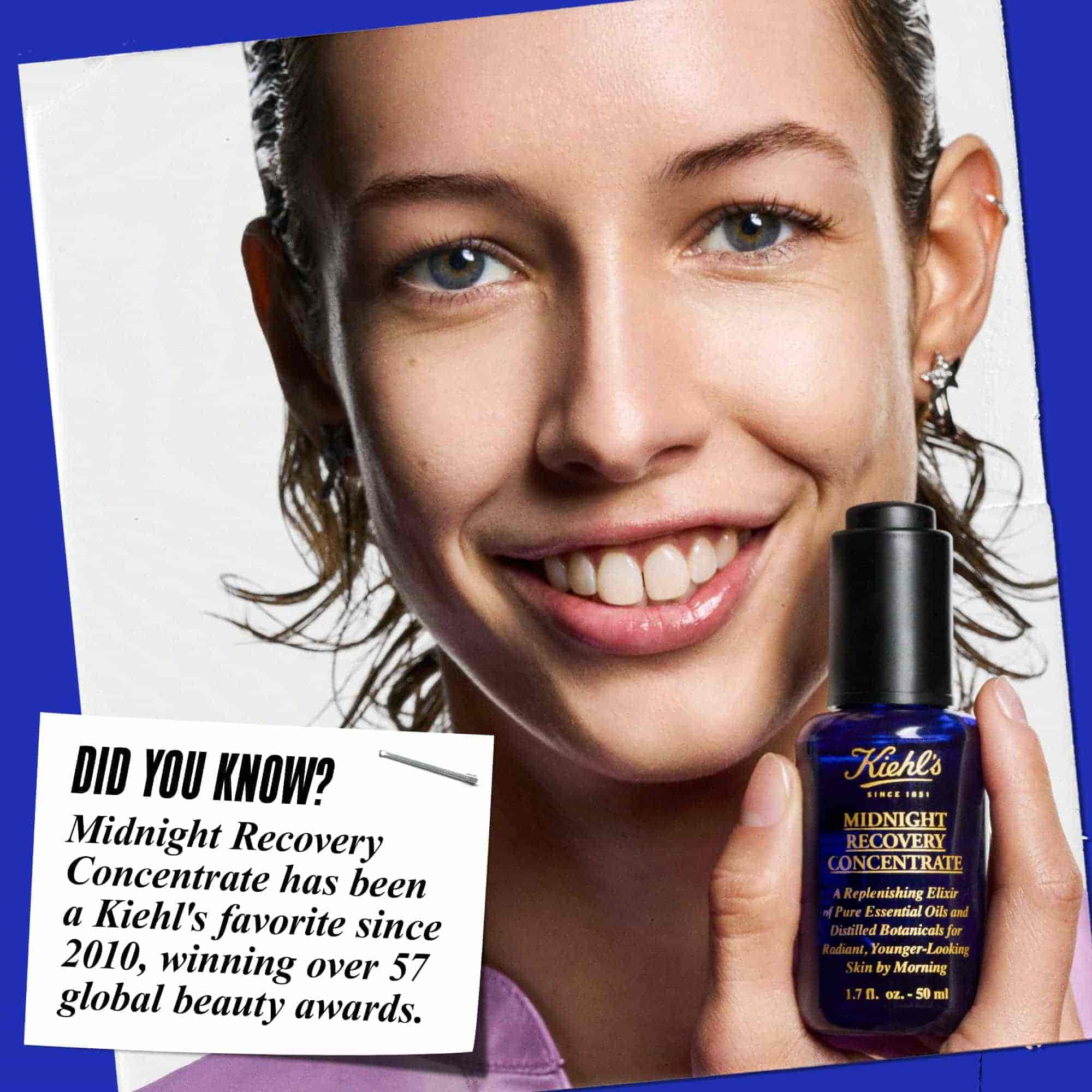 En person som holder en flaske Midnight Recovery Concentrate ansiktsolje og smiler. Teksten lyder: "Visste du at? Midnight Recovery Concentrate har vaert en Kiehl's-favoritt siden 2010 og har vunnet over 57 globale skjønnhetspriser."