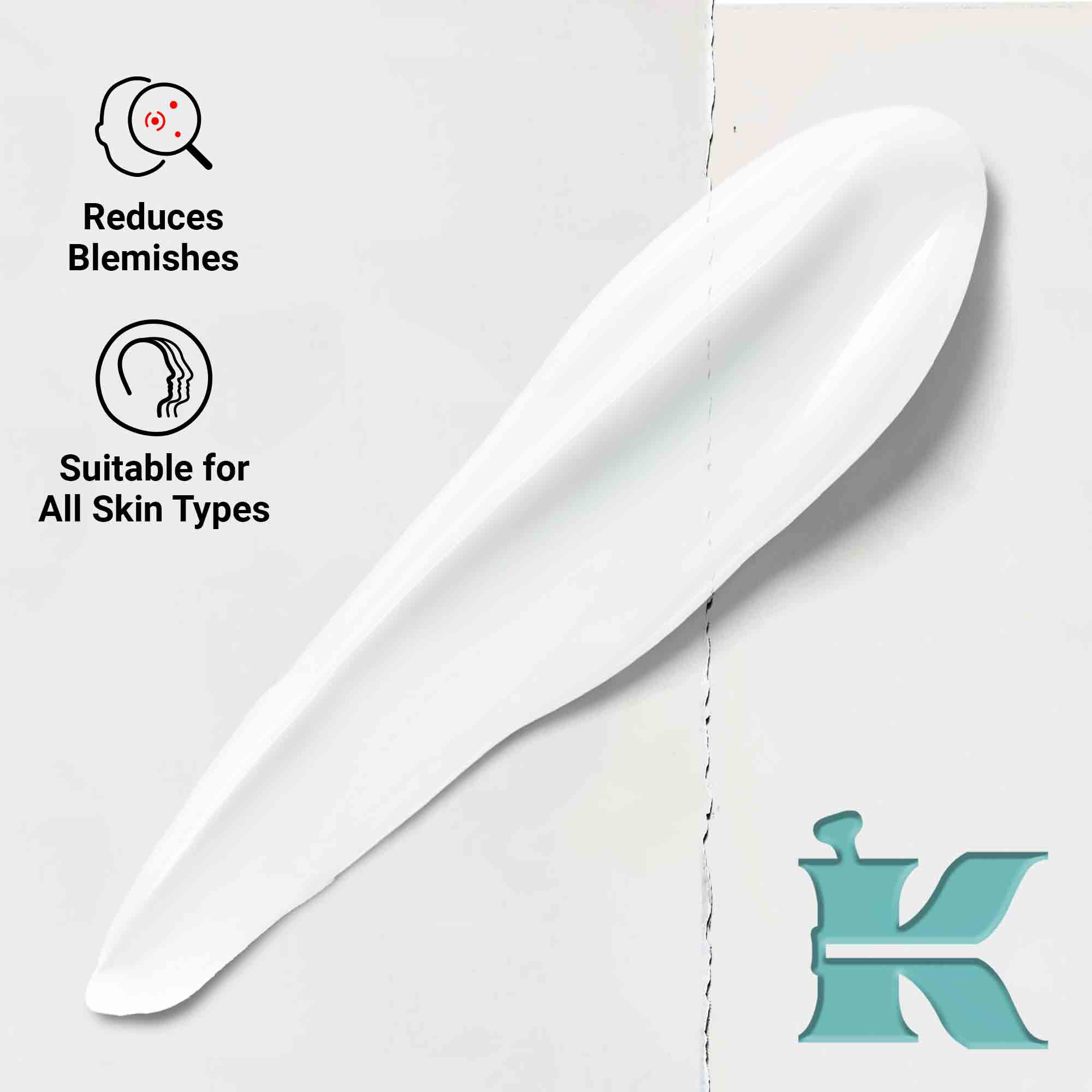 Naerbilde av Expertly Clear Blemish-Treating & Preventing Lotion-tekstur som viser en kremet formel. Tekst fremhever dens evne til å redusere urenheter og at den passer for alle hudtyper.