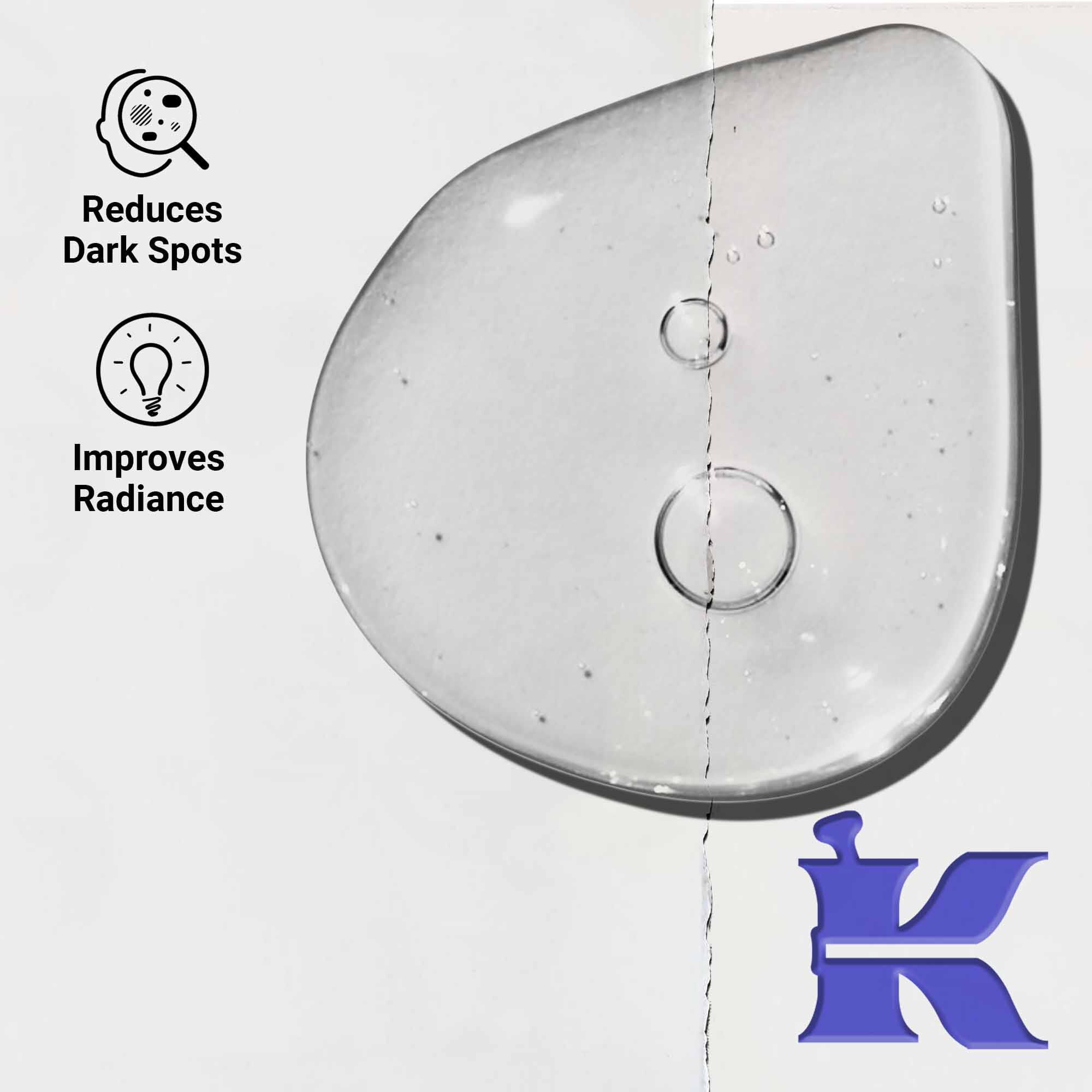 Naerbilde av teksturen til Clearly Corrective Dark Spot Solution som viser klare vaeskedråper.