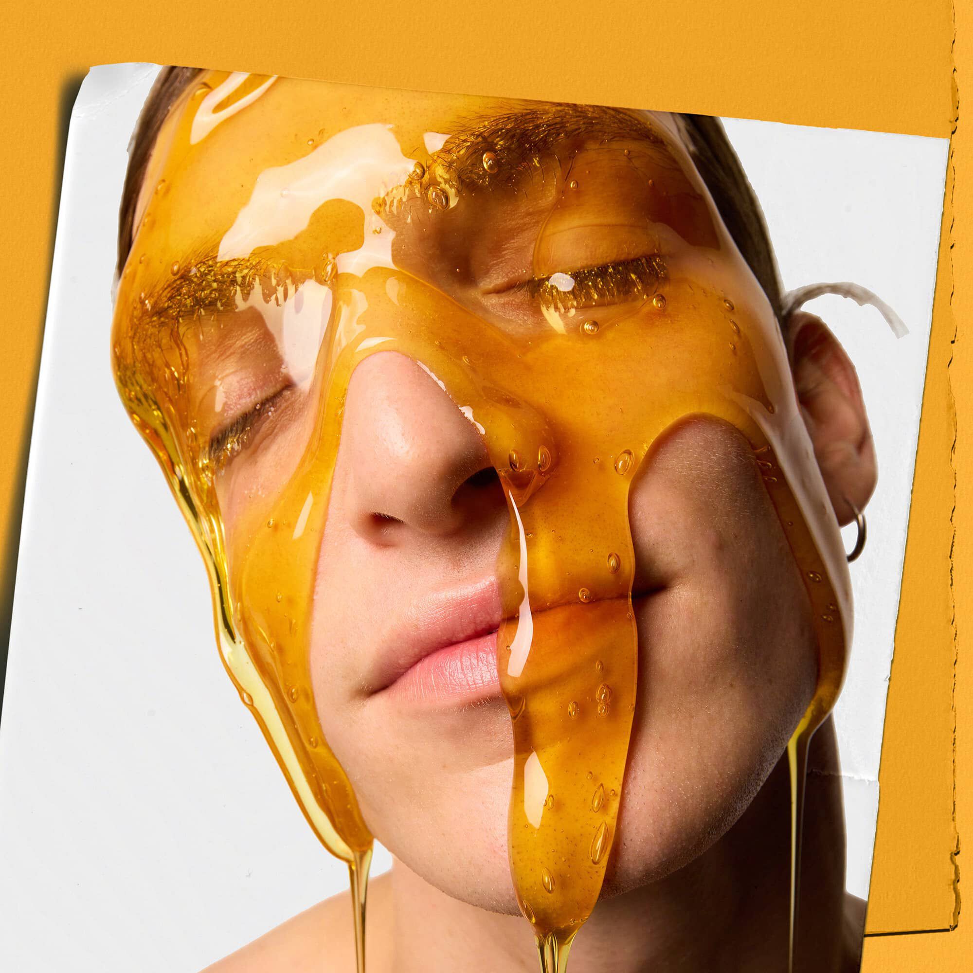 Modell med Kiehl's Calendula Deep Cleaning Foaming Face Wash som renner nedover ansiktet