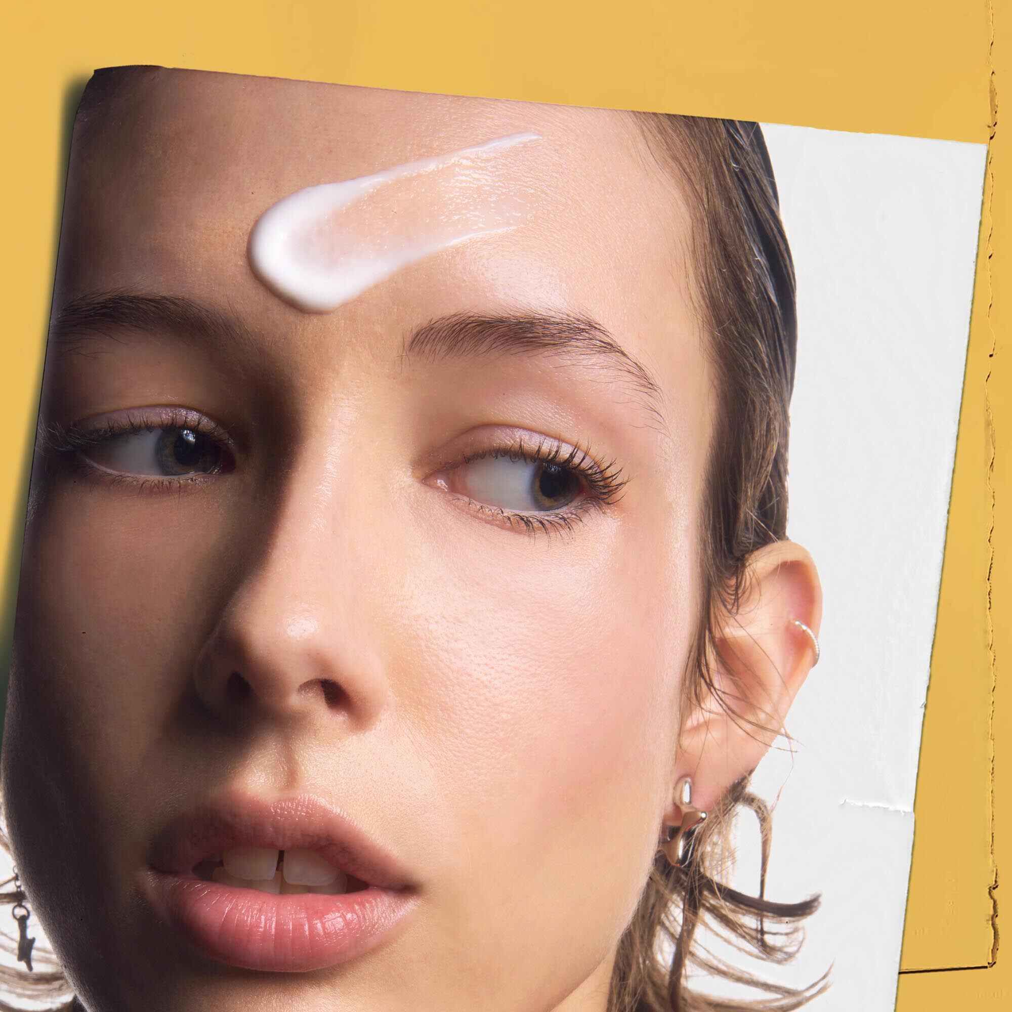 Powerful-Strength Line-Reducing Concentrate påført på en persons panne, som viser bruken.