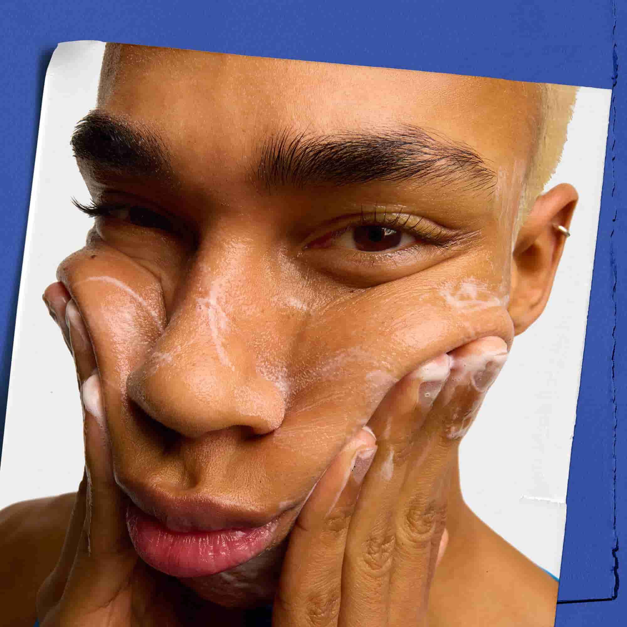 Modell som bruker Kiehl's Facial Fuel Energizing Face Wash ansiktsvask for menn