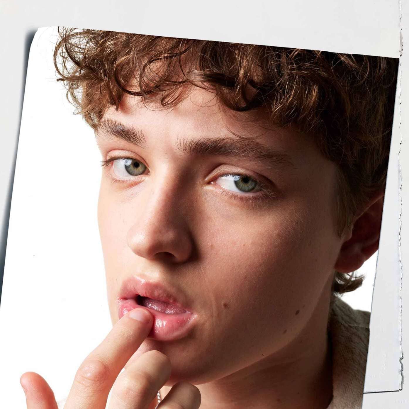 Lip Balm #1 påføres leppene og demonstrerer den fuktighetsgivende effekten på huden.