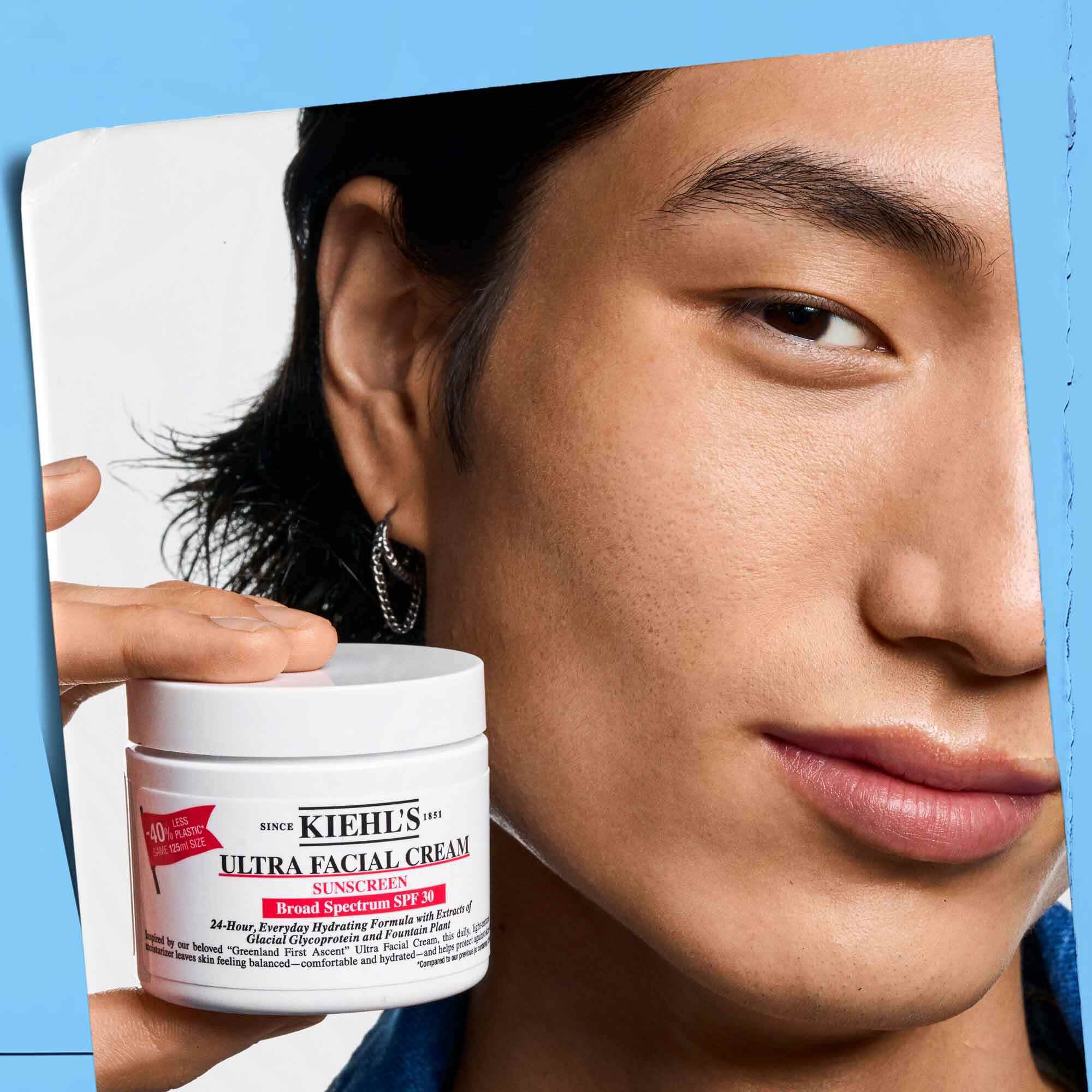 Ultra Facial Cream SPF 30 holdes i hånden, som viser baerbarhet og brukervennlighet.