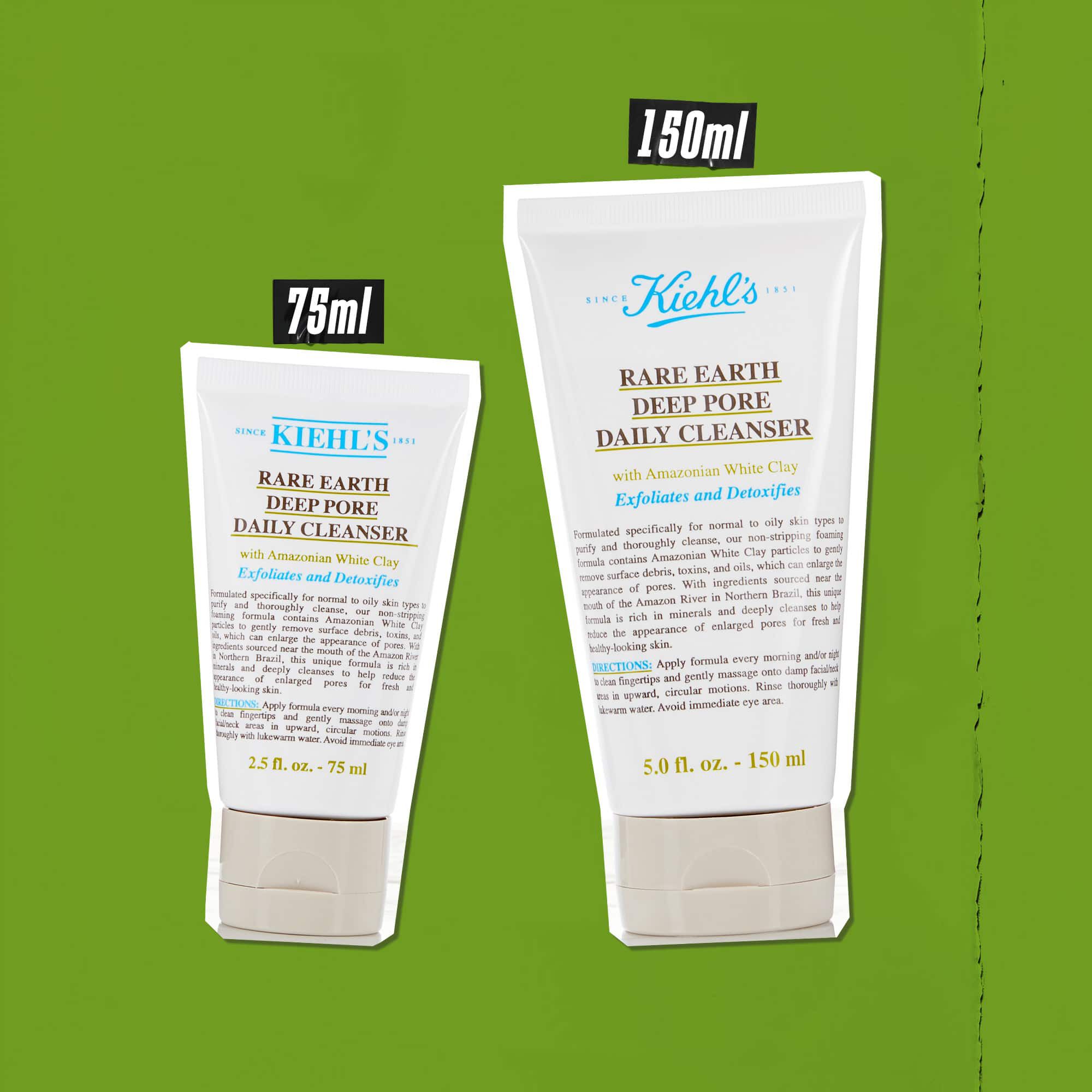 Tre tuber med Rare Earth Deep Pore Daily Cleanser i ulike størrelser (75 ml, 125 ml, 150 ml) mot en grønn bakgrunn.