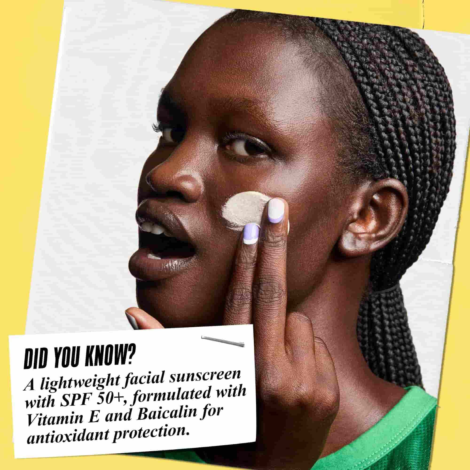 Ultra-Light Daily UV Defense påføres ansiktet. Teksten lyder: "Visste du at? En lett solkrem for ansiktet med SPF 50+, formulert med vitamin E og baicalin for antioksidantbeskyttelse."
