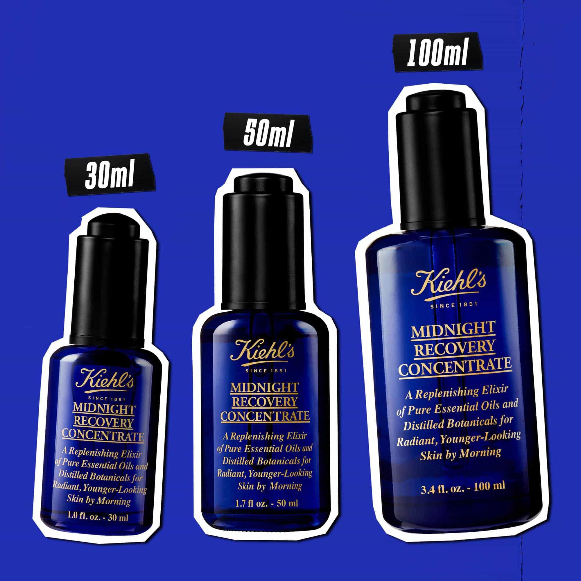 Tre flasker med Midnight Recovery Concentrate ansiktsolje i ulike størrelser (30 ml, 50 ml, 100 ml) mot en blå bakgrunn.