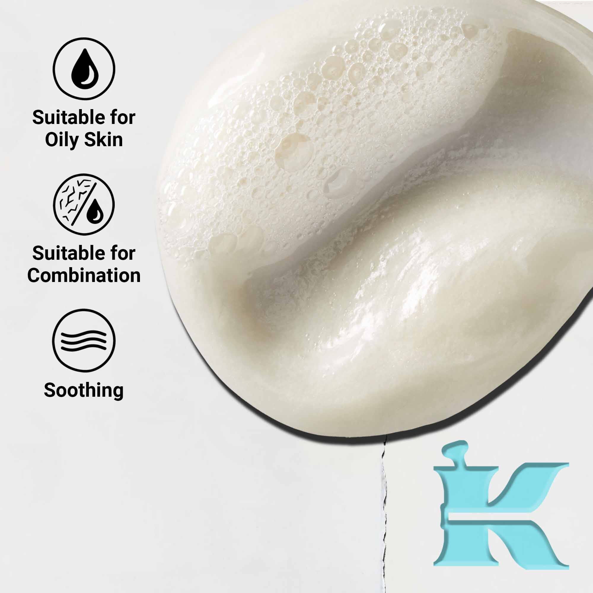 Naerbilde av Ultra Facial Oil-Free Cleanser-tekstur som viser en lett, kremet formel. Tekst fremhever beroligende fordeler og at den passer for fet og kombinert hud.