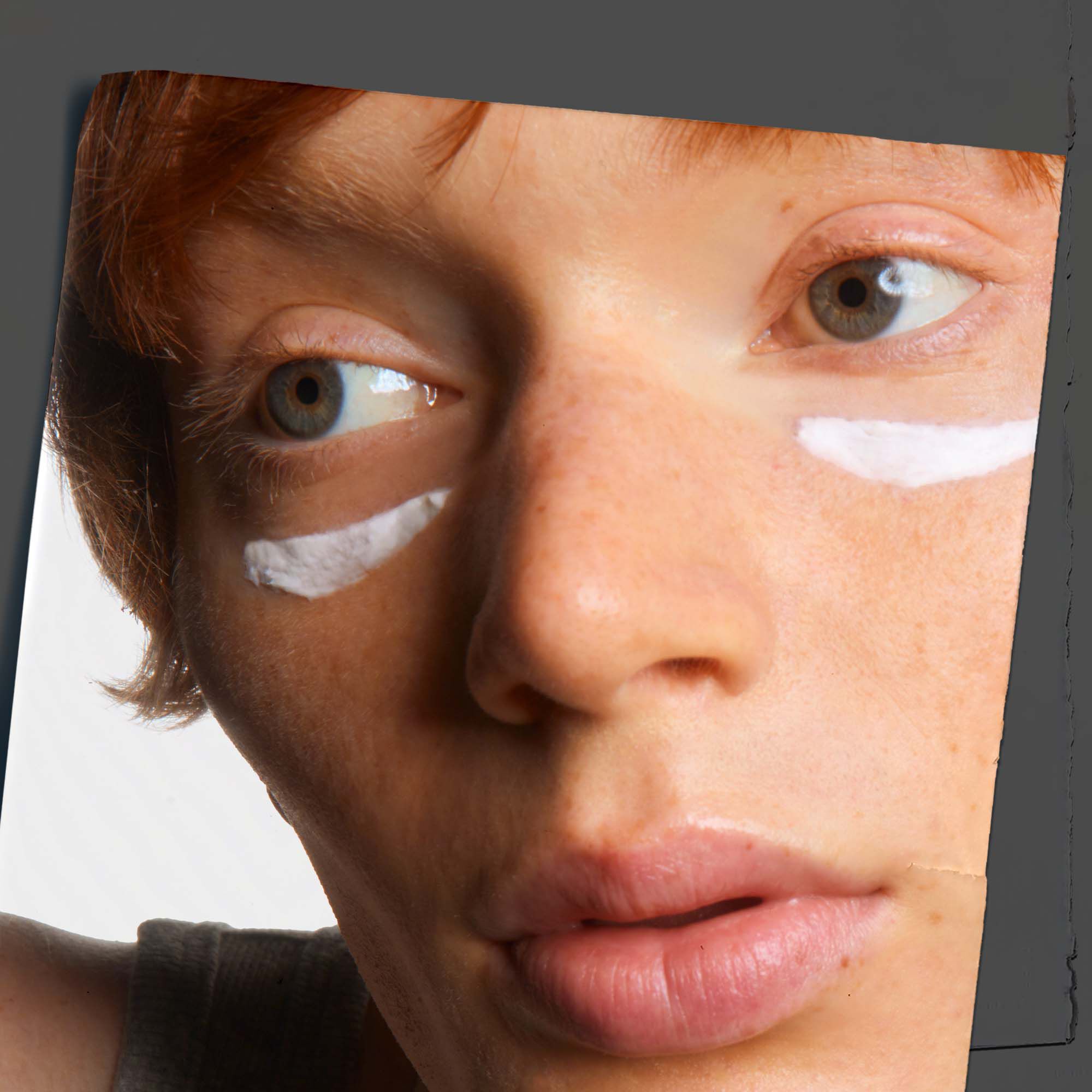 Naerbilde av huden som viser påføring av Kiehl's Age Defender Eye Repair.