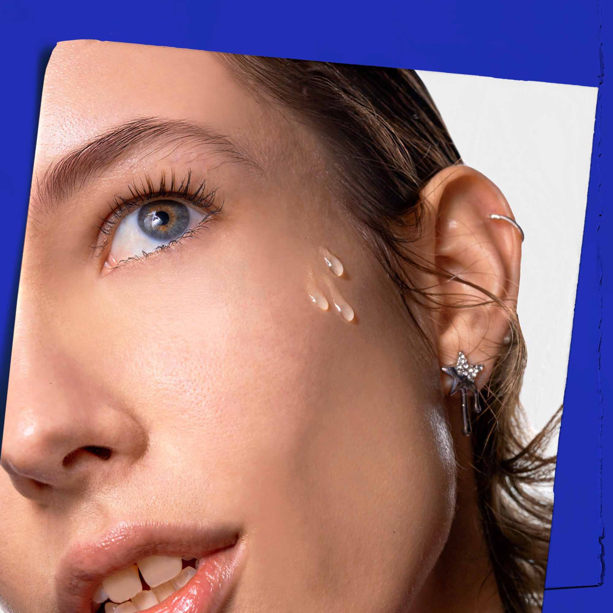 Midnight Recovery Concentrate ansiktsolje påført huden.