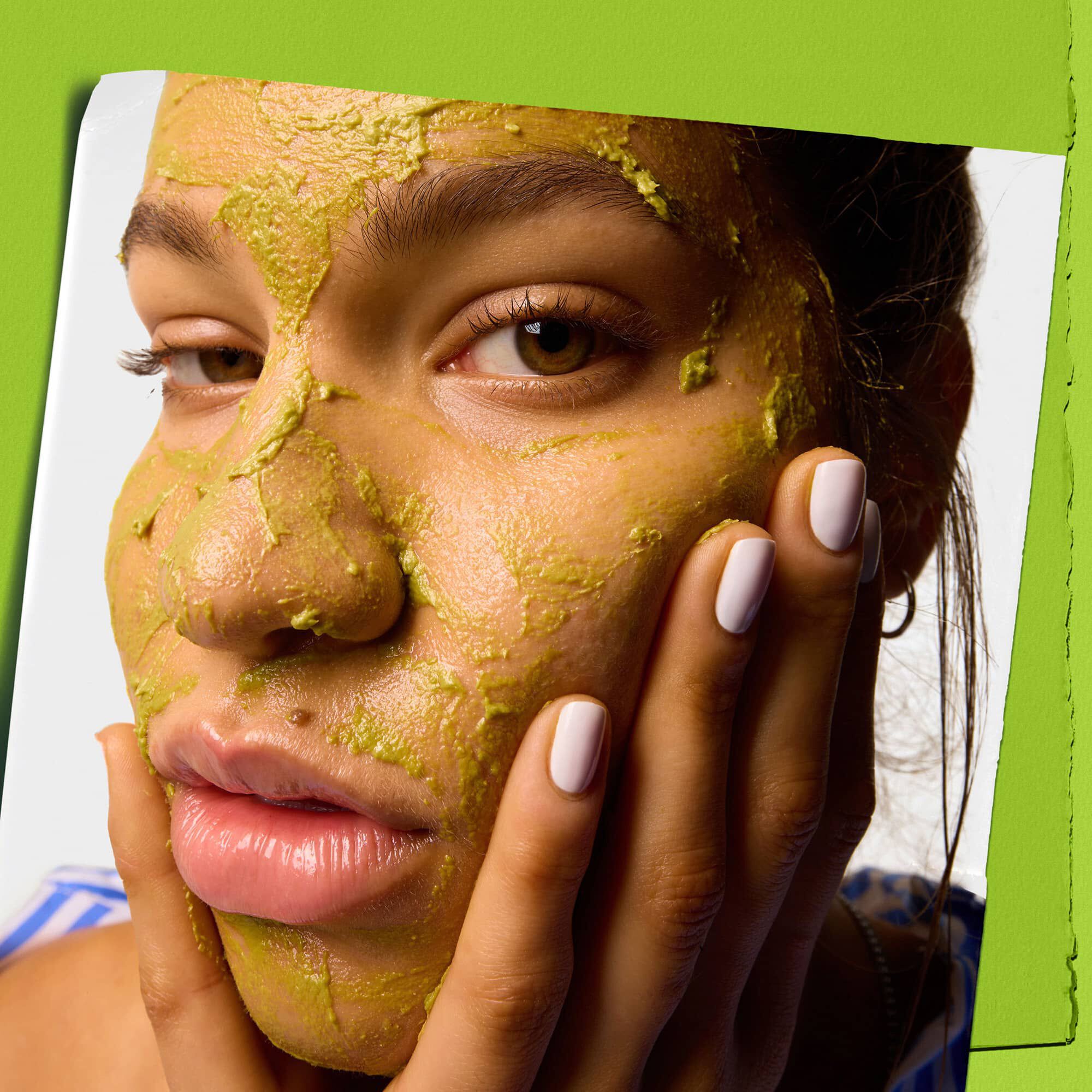 Modell som bruker Kiehl's Avocado Nourishing Hydration Mask i ansiktet