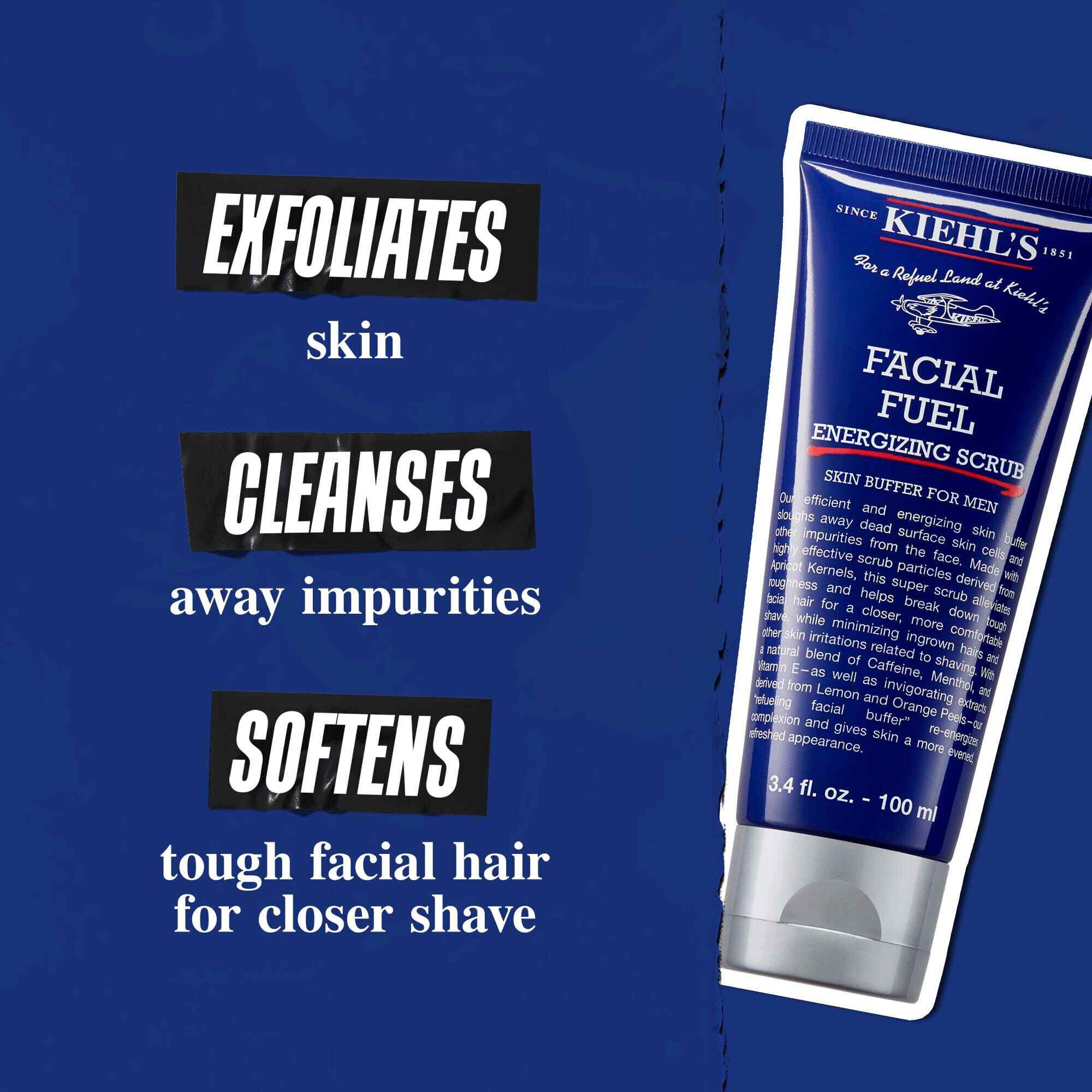 Tube med Facial Fuel Energizing Scrub mot en mørkeblå bakgrunn. Teksten lyder: "Eksfolierer huden, renser bort urenheter og mykgjør grove ansiktshår for en tettere barbering."
