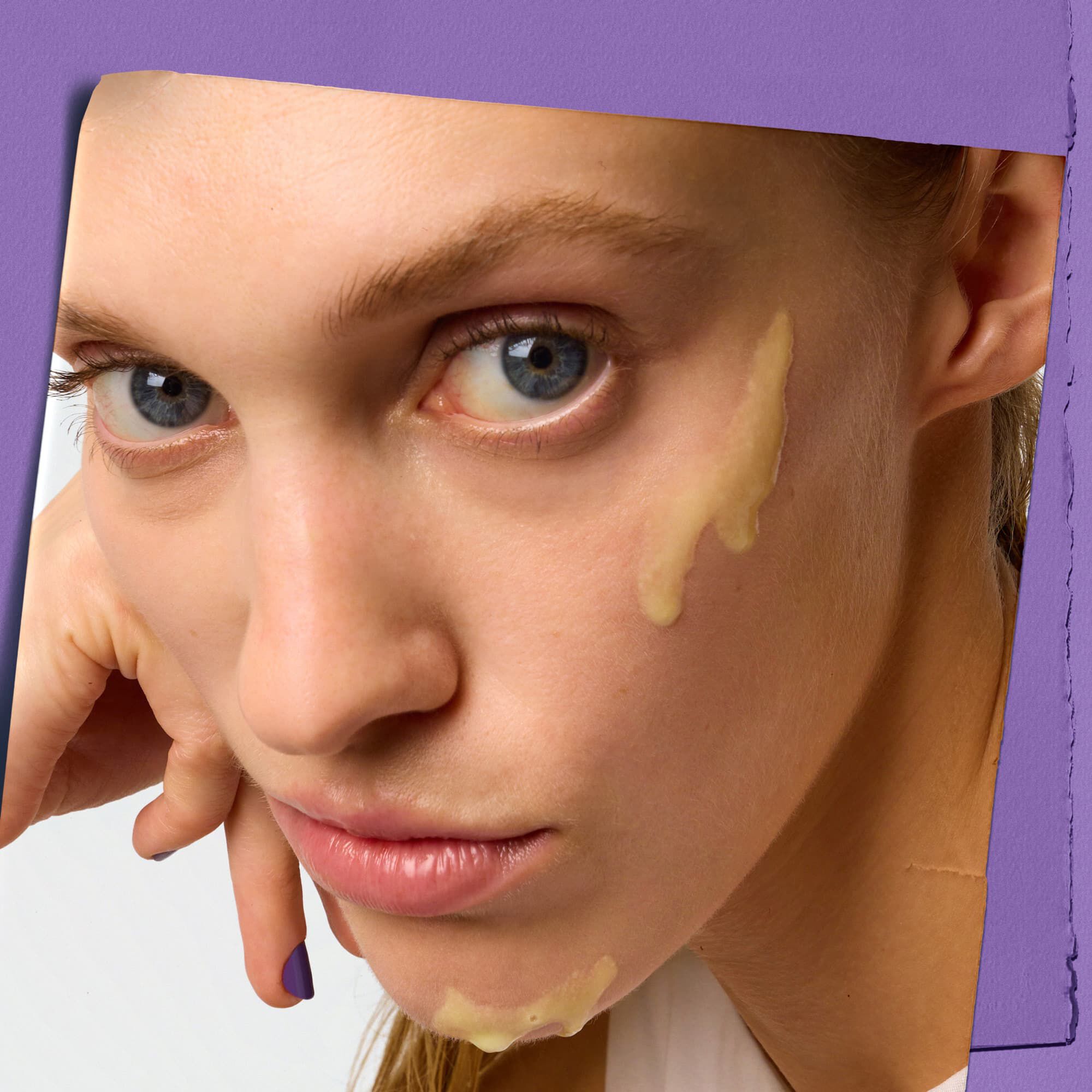 Modell med en prøve av Kiehl's Retinol Fast Release Wrinkle Reducing Night Serum i ansigtet