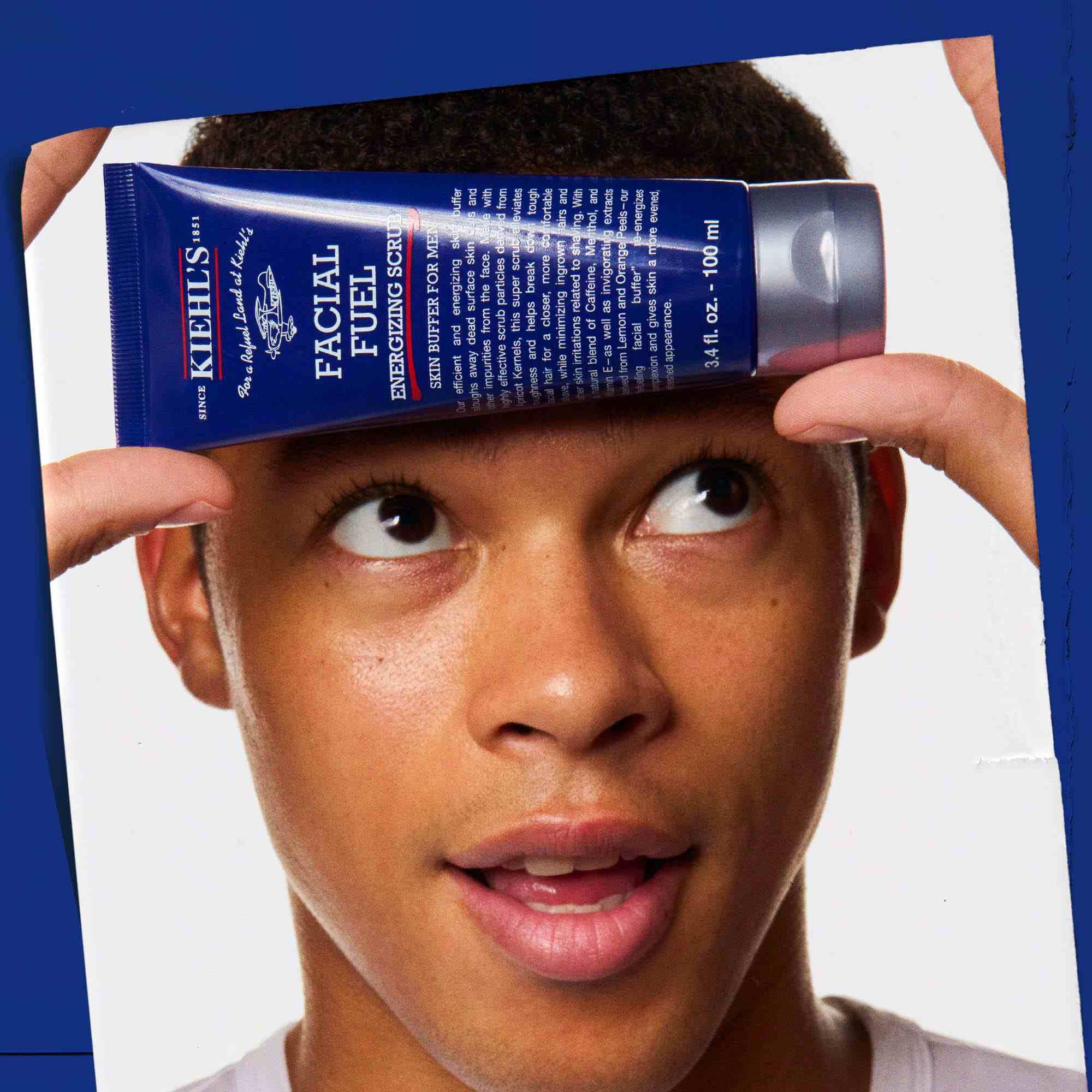 Facial Fuel Energizing Scrub holdes i hånden, som viser bruken.