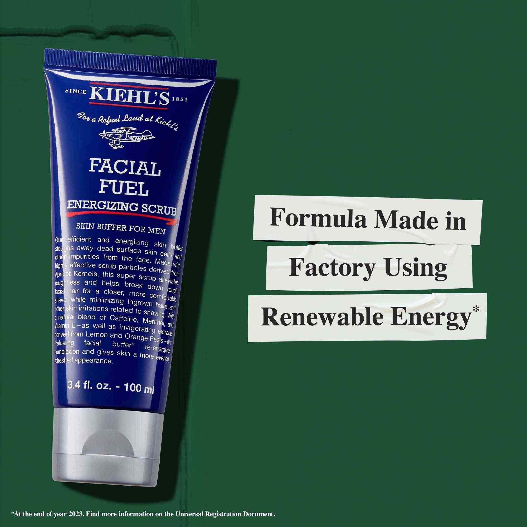 Tube med Facial Fuel Energizing Scrub med tekst som fremhever baerekraft: "Formel produsert på en fabrikk med fornybar energi."